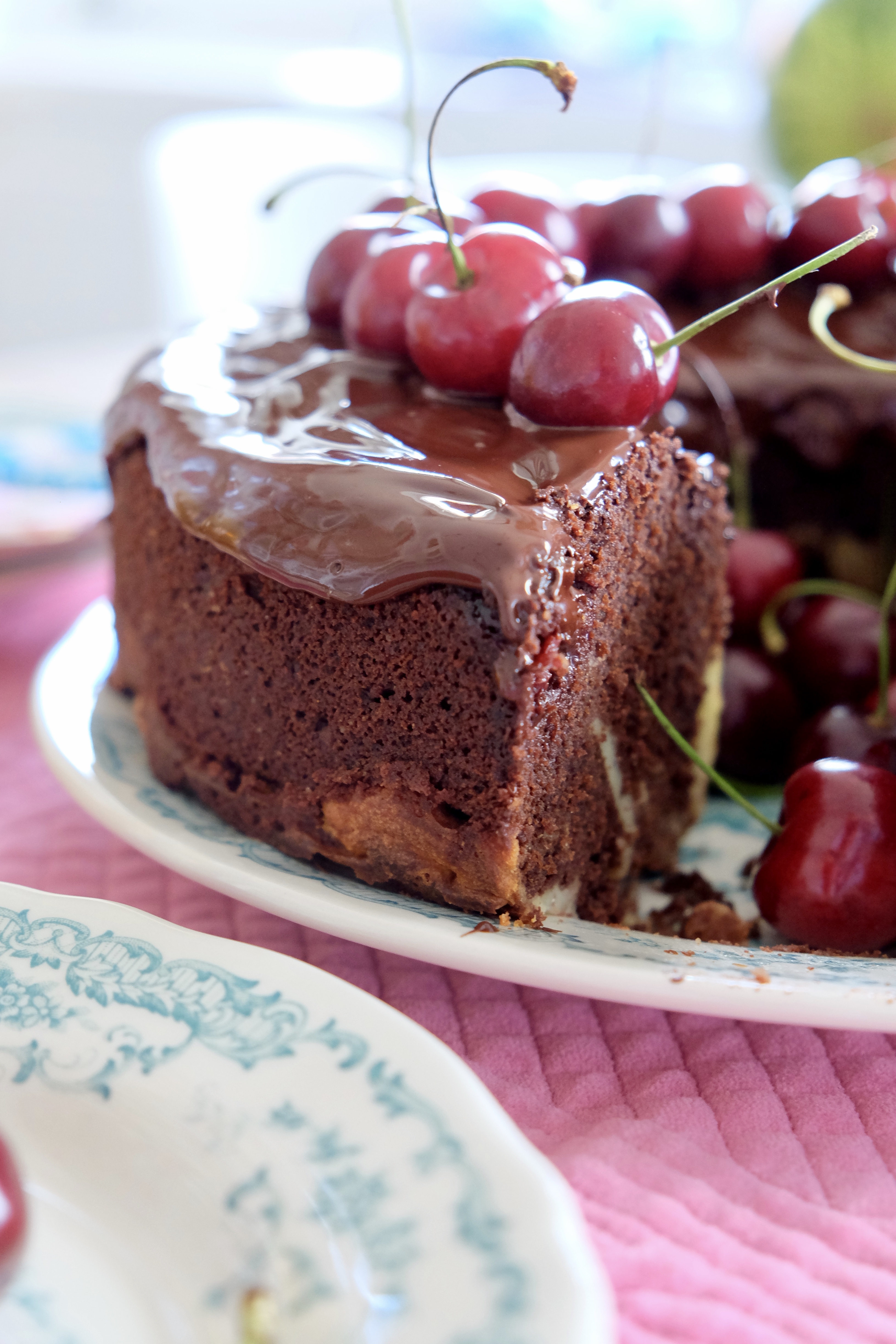 Saftiger Schokoladenkuchen mit Kirschen – Judys Schokoladenseite ...