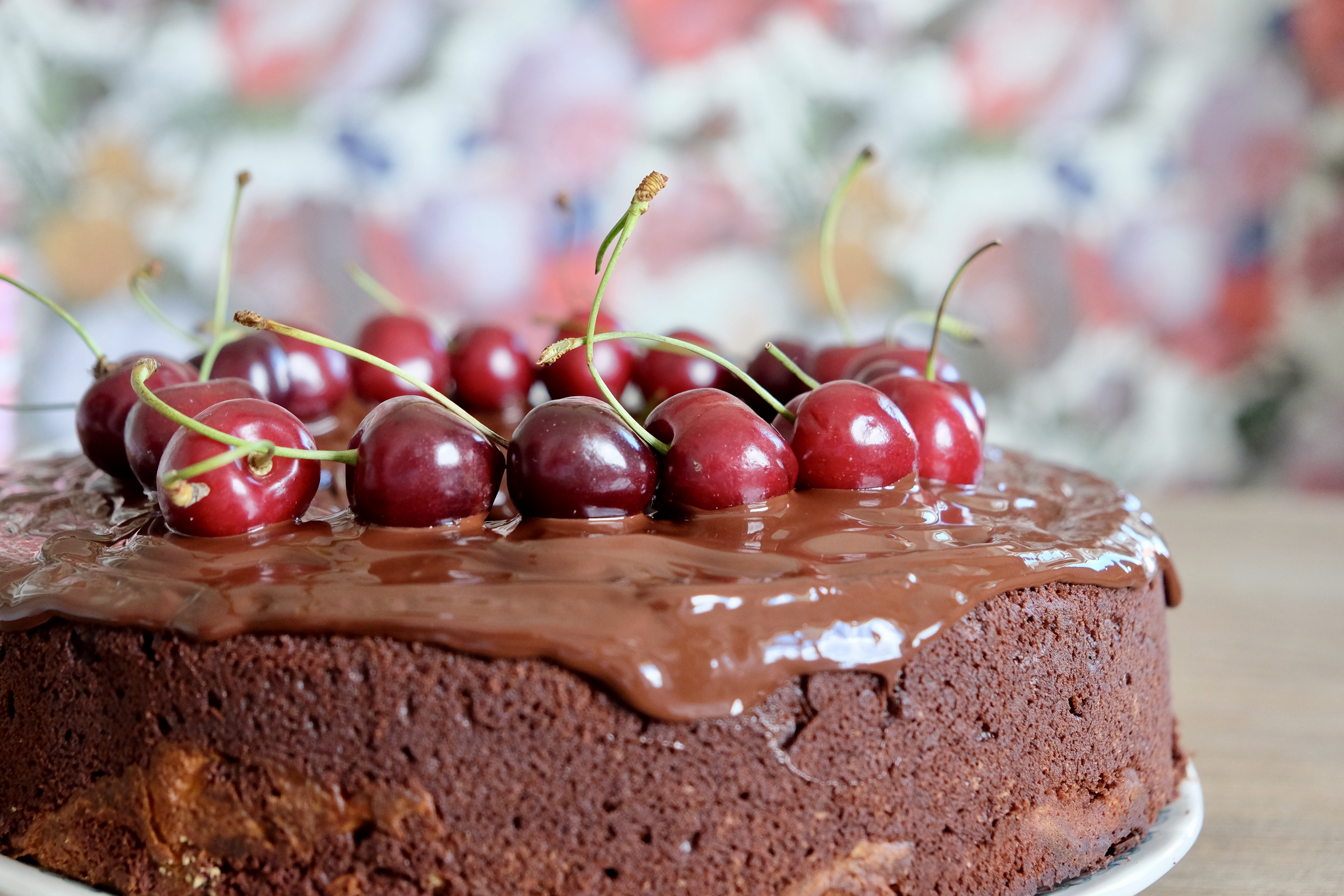 Saftiger Schokoladenkuchen mit Kirschen – Judys Schokoladenseite ...
